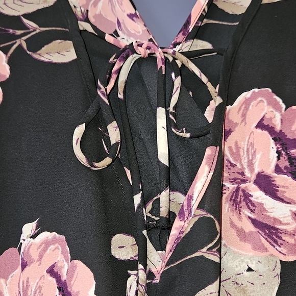 Torrid Black and Pink Floral Wrap Blouse Plus Size 2XL - Picture 5 of 6